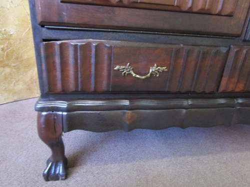 AN EXQUISITE ANTIQUE GABLED QUEEN ANNE STYLE SHOWCASE CABINET WITH FANTASTIC DETAILING!!!