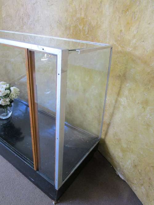 A FANTASTIC LARGE GLASS VINTAGE SHOP DISPLAY/SHOW CASE