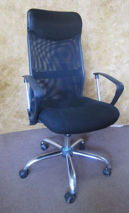 ABSOLUTELY MARVELOUS EXECUTIVE OFFICE CHAIR. VERY COMFORTABLE