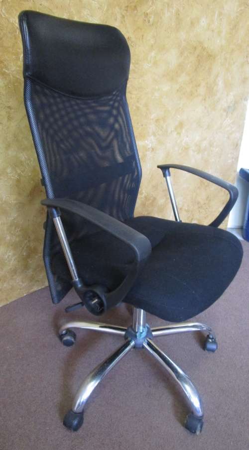 ABSOLUTELY MARVELOUS EXECUTIVE OFFICE CHAIR. VERY COMFORTABLE