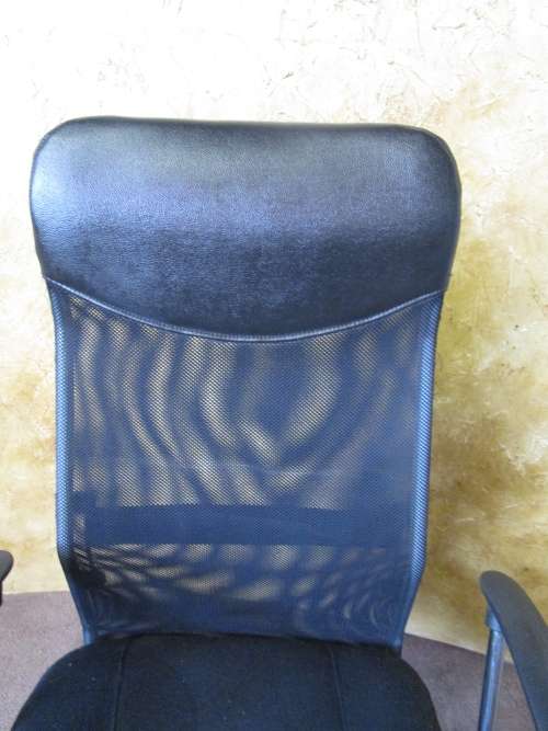 ABSOLUTELY MARVELOUS EXECUTIVE OFFICE CHAIR. VERY COMFORTABLE