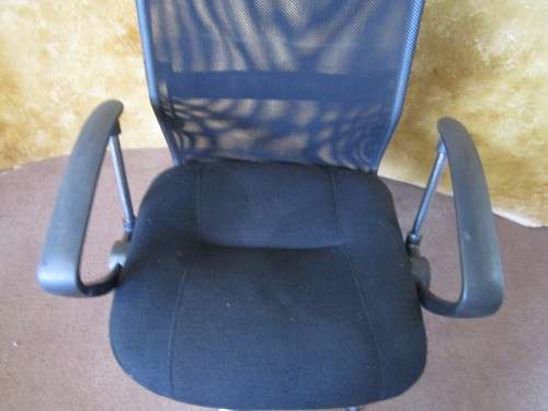 ABSOLUTELY MARVELOUS EXECUTIVE OFFICE CHAIR. VERY COMFORTABLE