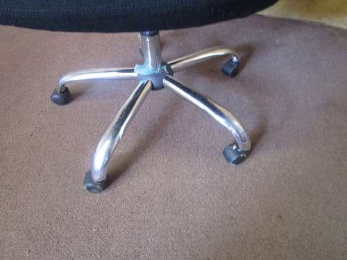 ABSOLUTELY MARVELOUS EXECUTIVE OFFICE CHAIR. VERY COMFORTABLE