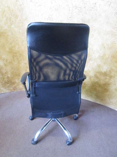 ABSOLUTELY MARVELOUS EXECUTIVE OFFICE CHAIR. VERY COMFORTABLE
