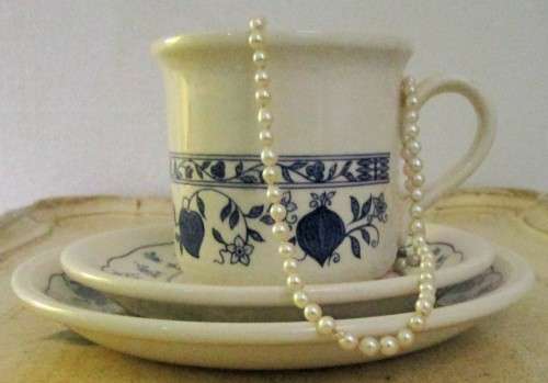 A STUNNING STAFFORDSHIRE TABLEWARE ENGLAND COFFEE TRIO LOVE THE BLUE DESIGN