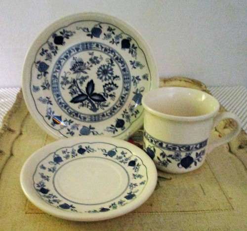 A STUNNING STAFFORDSHIRE TABLEWARE ENGLAND COFFEE TRIO LOVE THE BLUE DESIGN