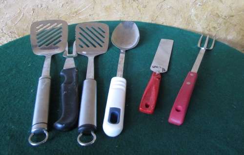 A JOB LOT OF KITCHEN ITEMS ONE BID FOR ALL