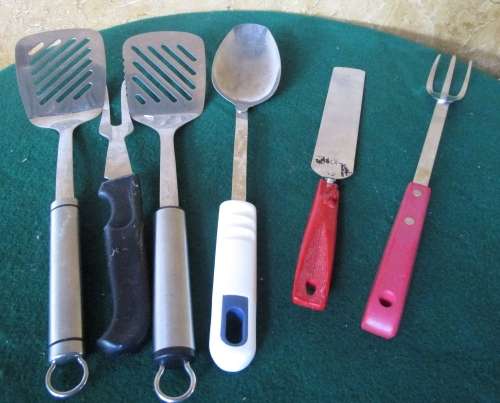 A JOB LOT OF KITCHEN ITEMS ONE BID FOR ALL