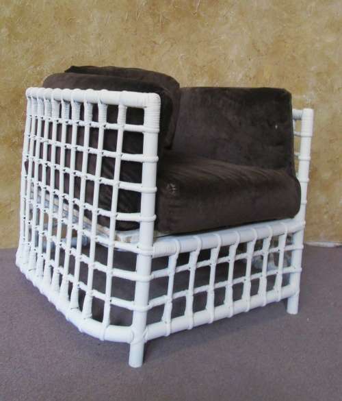 A AWESOME VINTAGE SINGLE SEATER CANE COUCH FINISHED IN A ROYAL IVORY CHALK PAINT