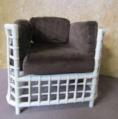 A AWESOME VINTAGE SINGLE SEATER CANE COUCH FINISHED IN A ROYAL IVORY CHALK PAINT