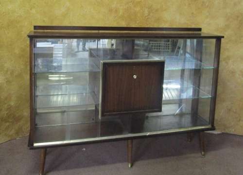 A MARVELOUS VINTAGE - RETRO SHOW CASE WITH - EXTRA LIQOUR CABINET IN THE MIDDLE
