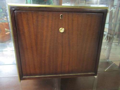 A MARVELOUS VINTAGE - RETRO SHOW CASE WITH - EXTRA LIQOUR CABINET IN THE MIDDLE