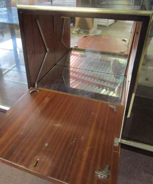 A MARVELOUS VINTAGE - RETRO SHOW CASE WITH - EXTRA LIQOUR CABINET IN THE MIDDLE