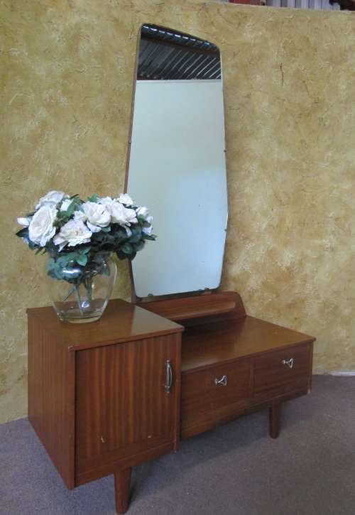 A MARVELOUS RETRO VINTAGE DRESSING TABLE WITH 2 DRAWERS & CUPBOARD WITH A NICE LONG MIRROR - RETRO