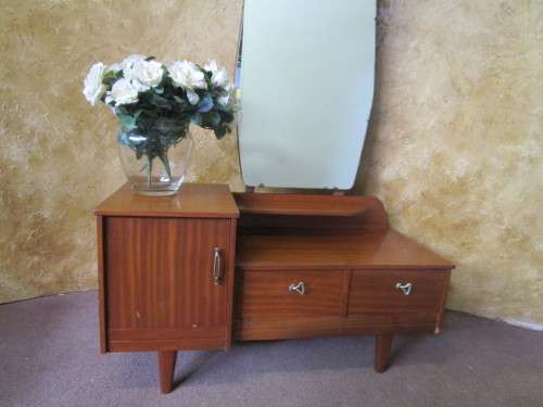A MARVELOUS RETRO VINTAGE DRESSING TABLE WITH 2 DRAWERS & CUPBOARD WITH A NICE LONG MIRROR - RETRO