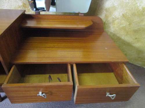 A MARVELOUS RETRO VINTAGE DRESSING TABLE WITH 2 DRAWERS & CUPBOARD WITH A NICE LONG MIRROR - RETRO