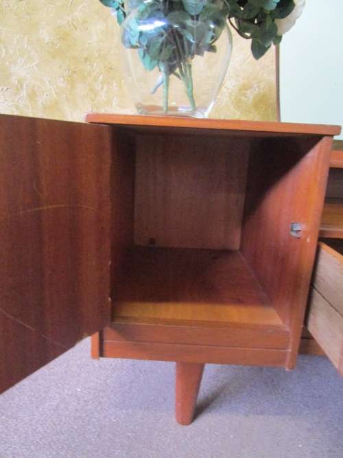 A MARVELOUS RETRO VINTAGE DRESSING TABLE WITH 2 DRAWERS & CUPBOARD WITH A NICE LONG MIRROR - RETRO