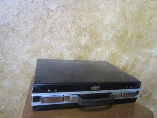 A MARVELOUS VINTAGE SUITCASE SO MANY IDEAS FOR USES  ON PINTEREST