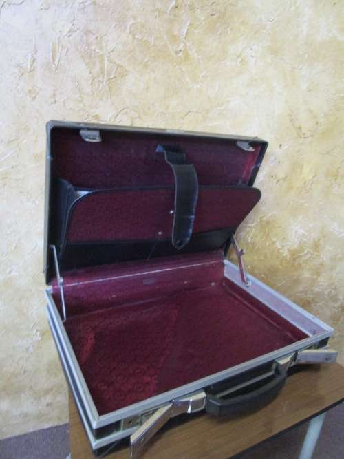 A MARVELOUS VINTAGE SUITCASE SO MANY IDEAS FOR USES  ON PINTEREST
