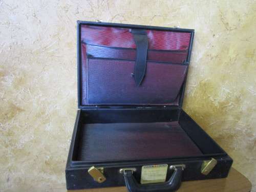A MARVELOUS VINTAGE SUITCASE SO MANY IDEAS FOR USES  ON PINTEREST