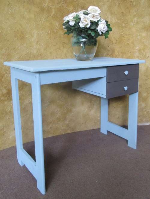 A LOVLEY CHALK PAINTED DESK PERFECT FOR A SMALER OFFICE OR KIDS ROOM