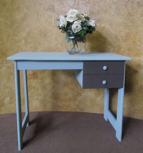 A LOVLEY CHALK PAINTED DESK PERFECT FOR A SMALER OFFICE OR KIDS ROOM