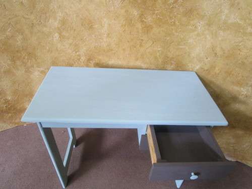 A LOVLEY CHALK PAINTED DESK PERFECT FOR A SMALER OFFICE OR KIDS ROOM