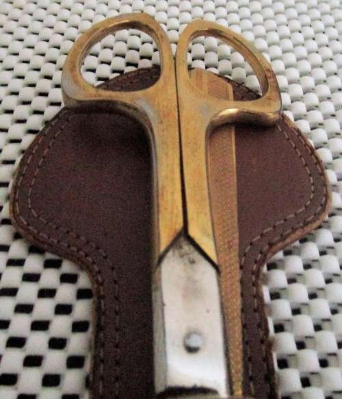 Offered here is a 1950s vintage 3 piece desk set. The leather case is in fair condition