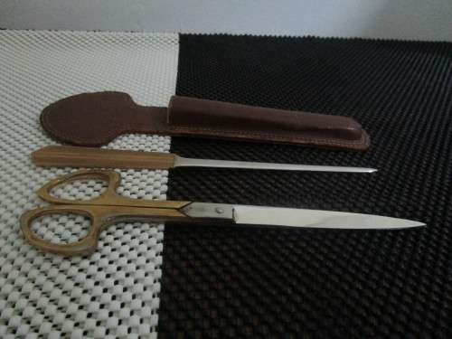 Offered here is a 1950s vintage 3 piece desk set. The leather case is in fair condition