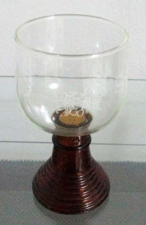 TWO ABSOLUTELY STUNNING VINTAGE GLASS WINE GOBLETS - STUNNING VINTAGE DESIGN BID PER EACH