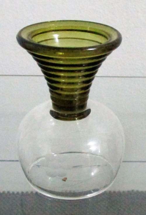 TWO ABSOLUTELY STUNNING VINTAGE GLASS WINE GOBLETS - STUNNING VINTAGE DESIGN BID PER EACH