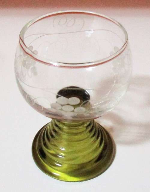 TWO ABSOLUTELY STUNNING VINTAGE GLASS WINE GOBLETS - STUNNING VINTAGE DESIGN BID PER EACH