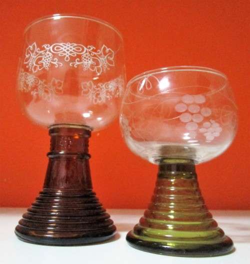 TWO ABSOLUTELY STUNNING VINTAGE GLASS WINE GOBLETS - STUNNING VINTAGE DESIGN BID PER EACH