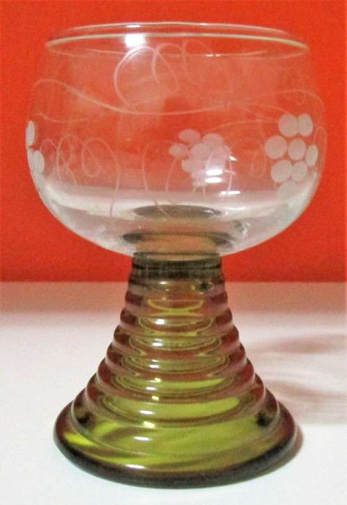 TWO ABSOLUTELY STUNNING VINTAGE GLASS WINE GOBLETS - STUNNING VINTAGE DESIGN BID PER EACH