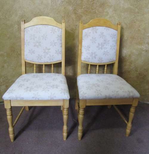 TWO GORGEOUS OAK DINING ROOM CHAIRS BEAUTIFUL UPHOLSTERY STUNNING CHAIRS - BID PER EACH