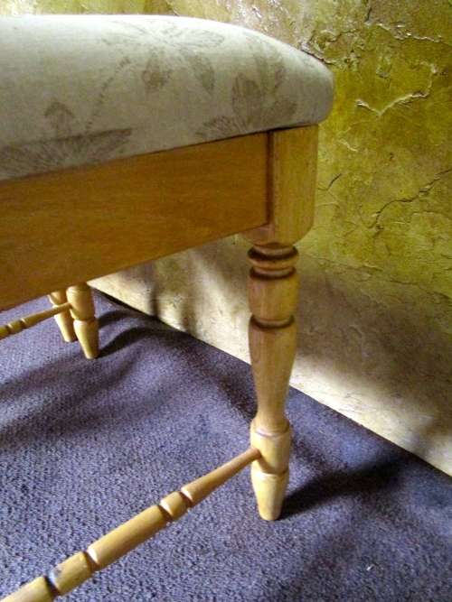 TWO GORGEOUS OAK DINING ROOM CHAIRS BEAUTIFUL UPHOLSTERY STUNNING CHAIRS - BID PER EACH