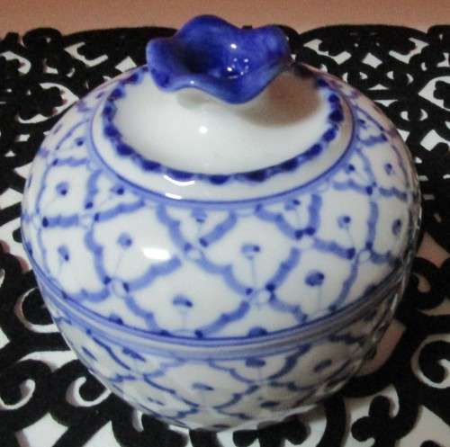 Vintage Sigma Taste Setter Sugar/Jam"Ceramic, bowl with Dome lid"~Blue & White ~ Excellent !