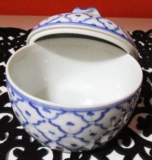 Vintage Sigma Taste Setter Sugar/Jam"Ceramic, bowl with Dome lid"~Blue & White ~ Excellent !