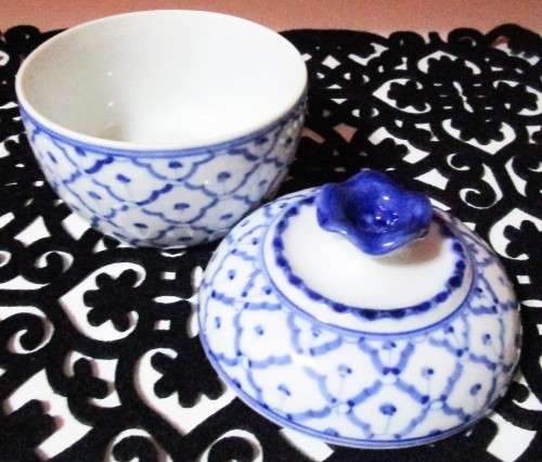 Vintage Sigma Taste Setter Sugar/Jam"Ceramic, bowl with Dome lid"~Blue & White ~ Excellent !