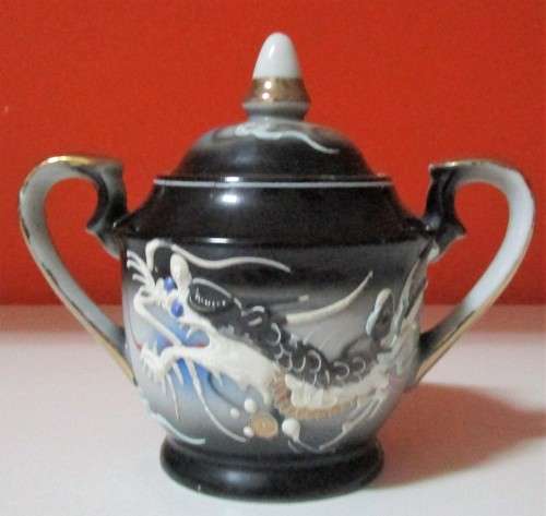 A STYLISH ORIENTAL SUGAR BOWL BEAUTIFULLY DECORATED IN TRUE ORIENTAL STYLE