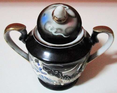 A STYLISH ORIENTAL SUGAR BOWL BEAUTIFULLY DECORATED IN TRUE ORIENTAL STYLE