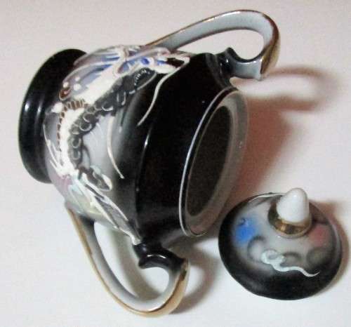 A STYLISH ORIENTAL SUGAR BOWL BEAUTIFULLY DECORATED IN TRUE ORIENTAL STYLE