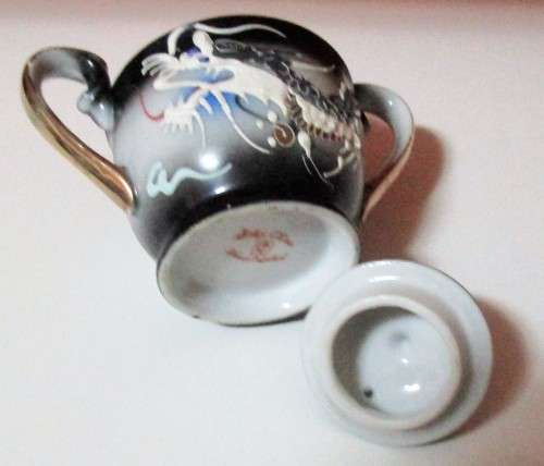 A STYLISH ORIENTAL SUGAR BOWL BEAUTIFULLY DECORATED IN TRUE ORIENTAL STYLE