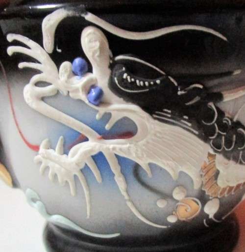 A STYLISH ORIENTAL SUGAR BOWL BEAUTIFULLY DECORATED IN TRUE ORIENTAL STYLE