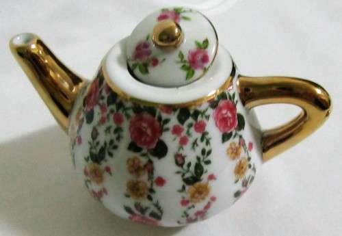 A VERYY PRETTY LITTLE PORCELAIN TEA POT BEAUTIFULLY DECORATED WITH STUNNING COLORS