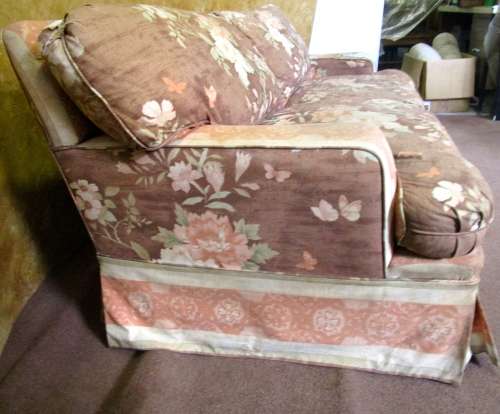 A MARVELOUS VINTAGE LARGE TWO SEATER SOFA/COUCH VERY COMFORTABLE