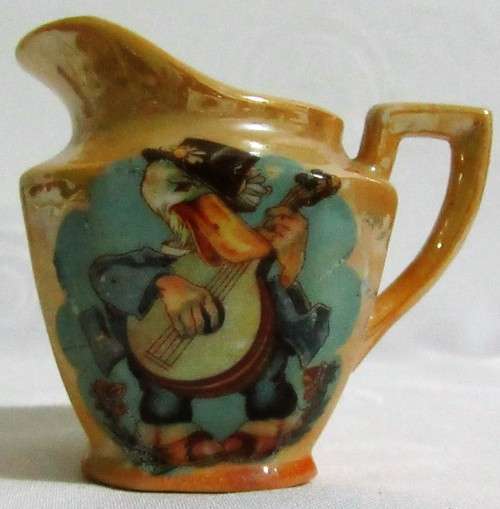 A STUNNING PORCELAIN MILK CREAMER WITH A BEAUTIFUL DUCK DESIGN