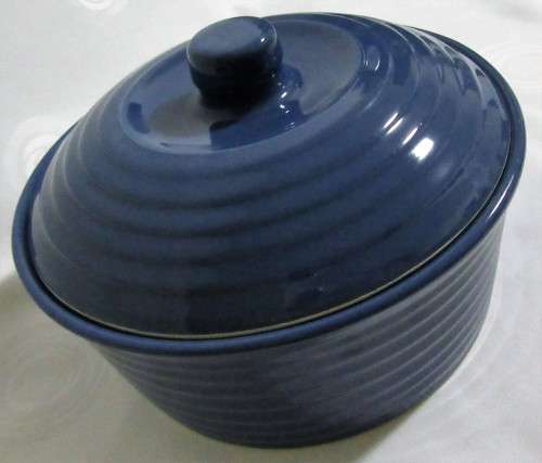 A FANTASTIC DARK BLUE LARGE SERVING DISH WITH A LID - SURE IT IS OVEN PROOF