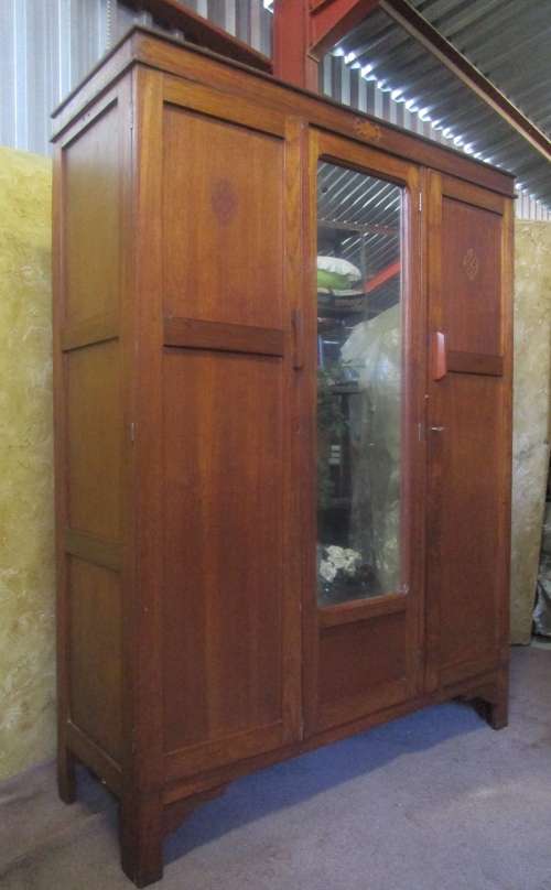 A ABSOLUTELY STUNNING EXTRA LARGE ANTIQUE OAK CUPBOARD WITH THREE DRAWERS