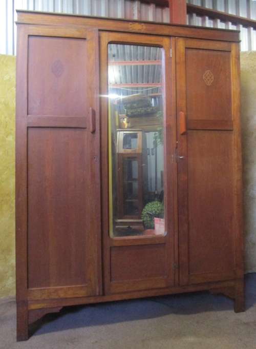A ABSOLUTELY STUNNING EXTRA LARGE ANTIQUE OAK CUPBOARD WITH THREE DRAWERS